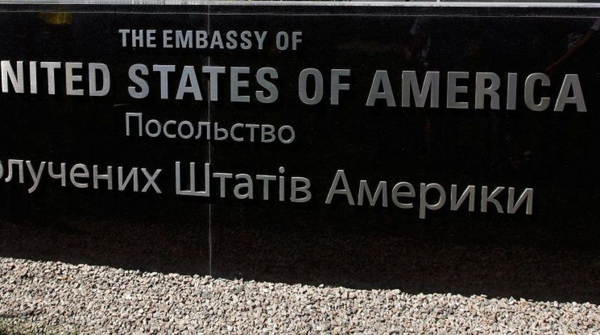 Посольство США просит американцев избегать массовых акций в Киеве