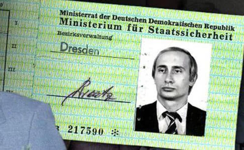 Bild опубликовал удостоверение Штази с фотографией Путина