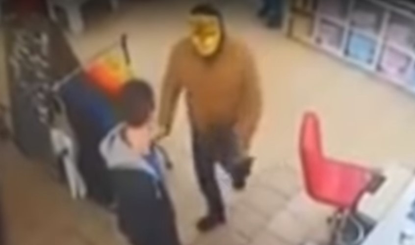 Видео: в Кривом Роге мужчина в маске тигра пытался ограбить магазин