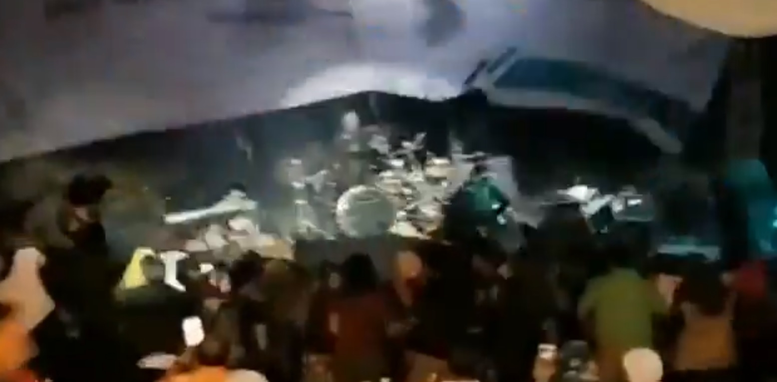 Видео: В Индонезии концерт был прерван цунами