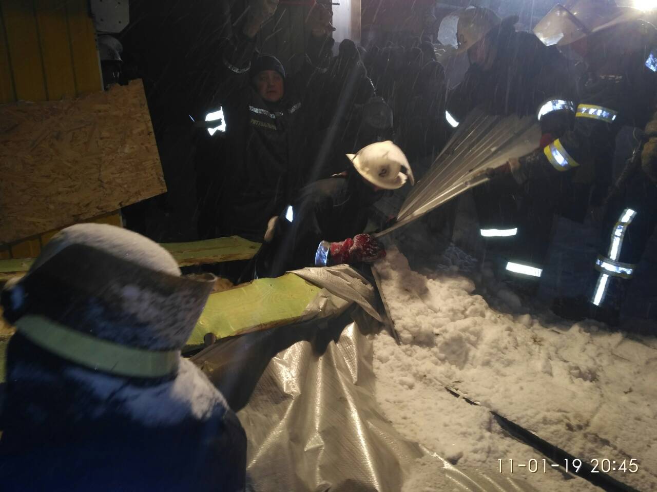 В Харькове обрушилась крыша павильона, есть пострадавшие - 1 - изображение