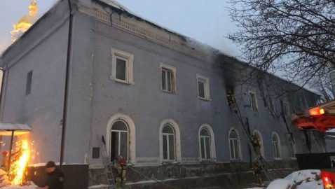 В Киево-Печерской лавре загорелось здание