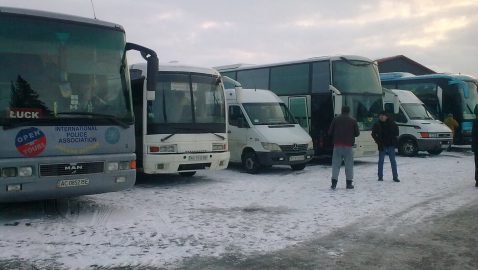 «Опора» заметила, как людей свозили автобусами на встречу с Порошенко