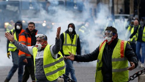 В Париже разогнали «желтых жилетов», собравшихся на ночную акцию