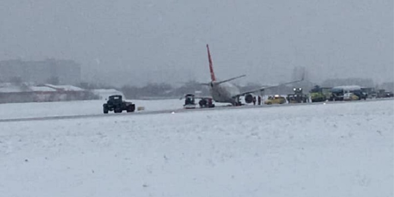 В аэропорту Львова самолет выкатился за полосу