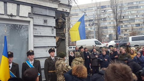 В Киеве открыли барельеф Петлюре