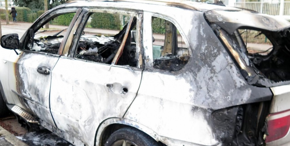В Парижском регионе на Новый год сожгли почти 300 машин – СМИ