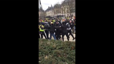 В Руане и Париже «желтые жилеты» напали на журналистов