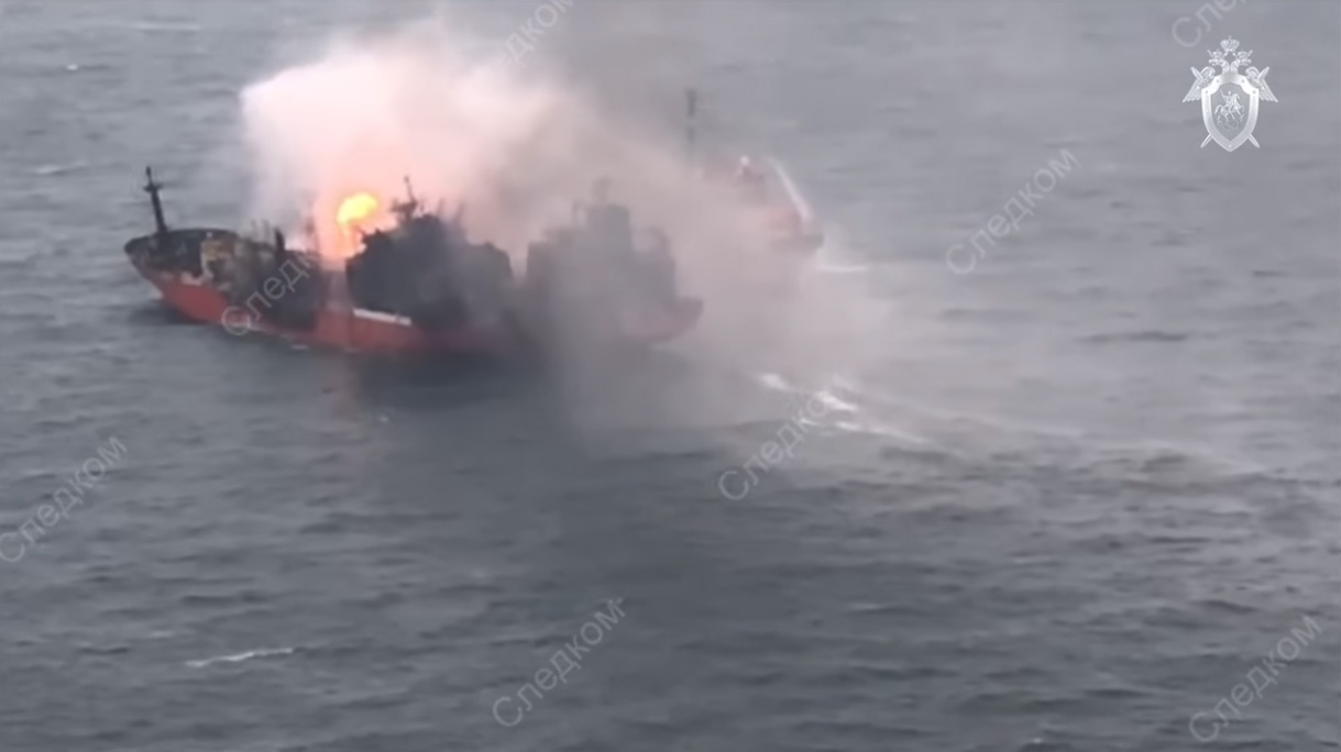 Следком опубликовал фото и видео с горящими в Черном море танкерами