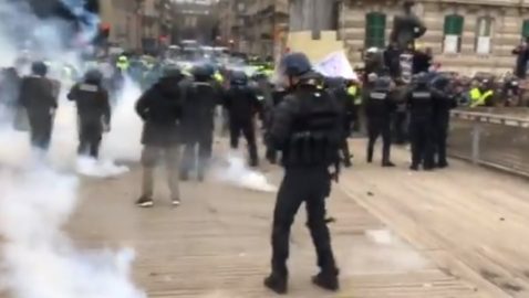 Видео: Полиция применила слезоточивый газ против «желтых жилетов»