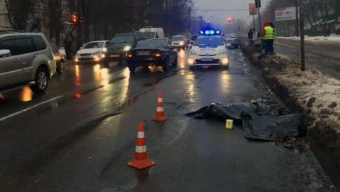 В Киеве водитель грузовика сбил пенсионерку насмерть и скрылся