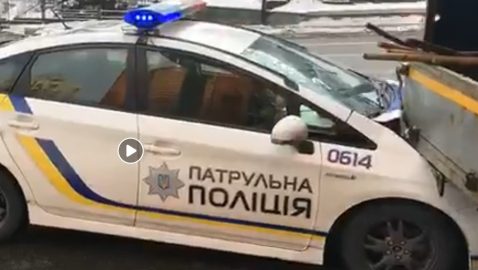 Патрульная машина заехала под Газель «Киевавтодора» (видео)