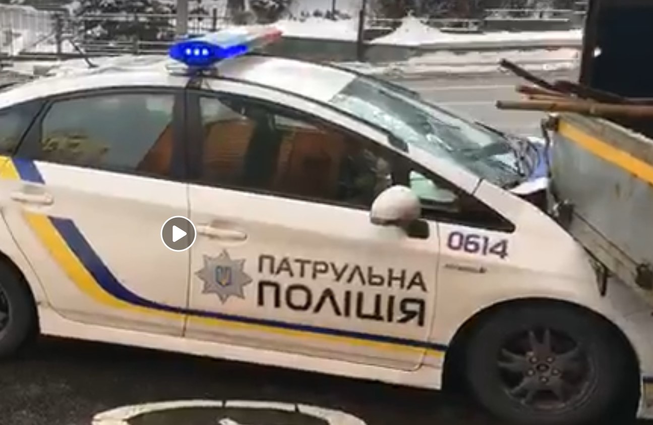 Патрульная машина заехала под Газель «Киевавтодора» (видео)