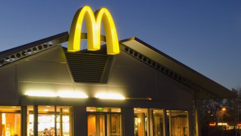 В Раде потребовали объяснений от McDonald’s из-за «матерной» упаковки