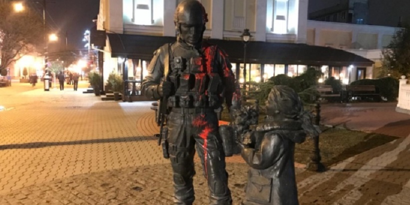 В Крыму облили краской «Памятник вежливым людям»