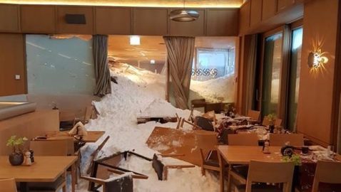В Швейцарии на отель сошла снежная лавина