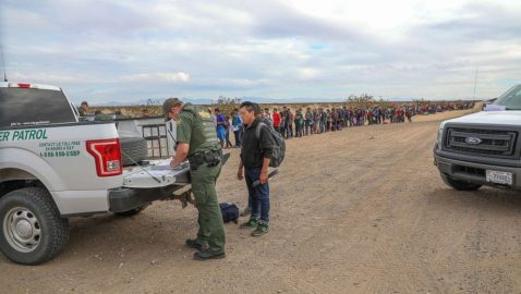 Сотни мигрантов попали в США через подкоп на границе