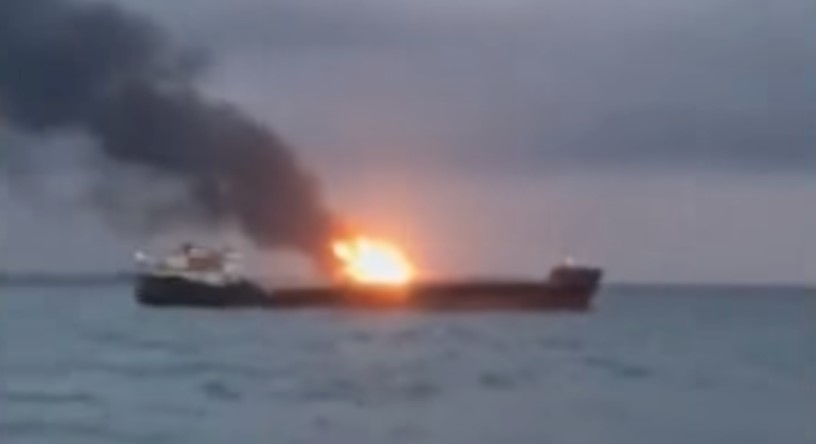 В районе Керченского пролива загорелись два судна