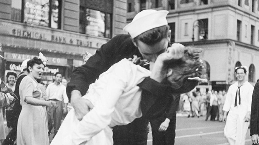 Умер моряк с фотографии «Поцелуй на Таймс-сквер»