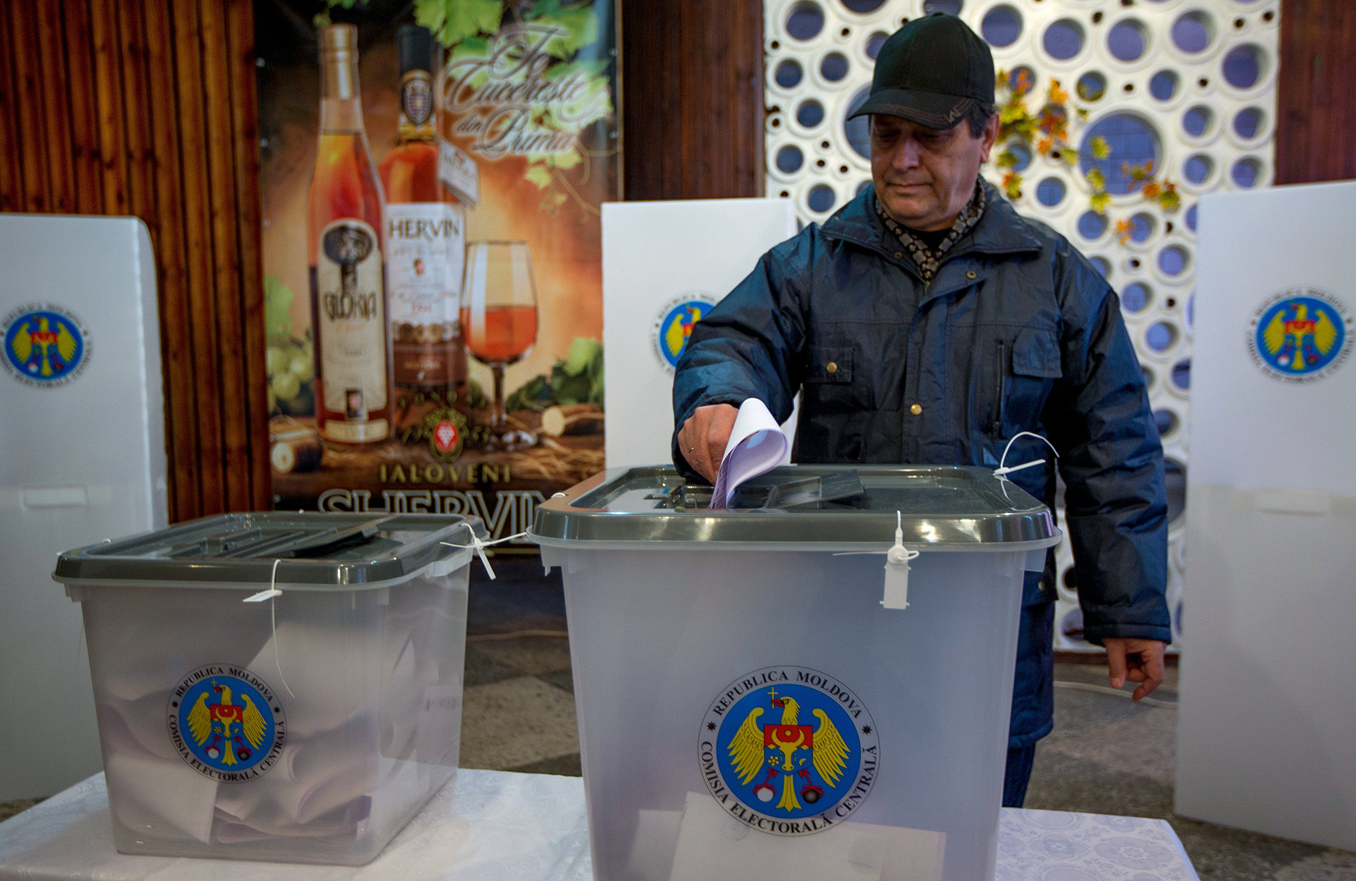 В Молдове проходят парламентские выборы и референдум