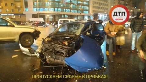 Возле киевского цирка столкнулись 5 машин, есть погибшая