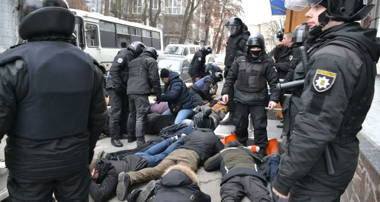 В Киеве 40 человек задержали  при попытке штурма отделения полиции