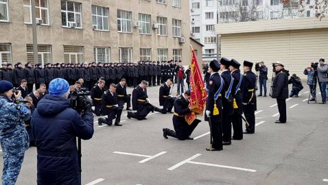 Порошенко поздравил двух задержанных украинских моряков с присвоением звания лейтенанта