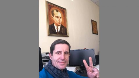 Шкиряк показал портрет Бандеры в своем кабинете