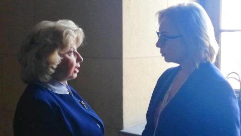 Денисова выложила видео общения с Москальковой в коридоре парламента Греции