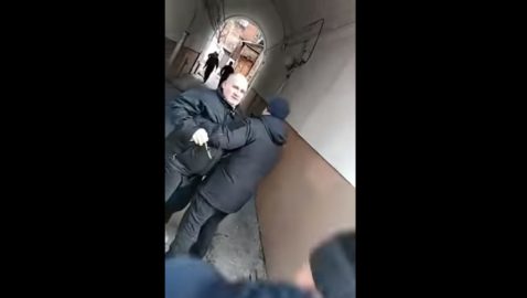 «Да пошел ты!»: В Харькове скрутили мужчину, который кричал Порошенко про пенсии