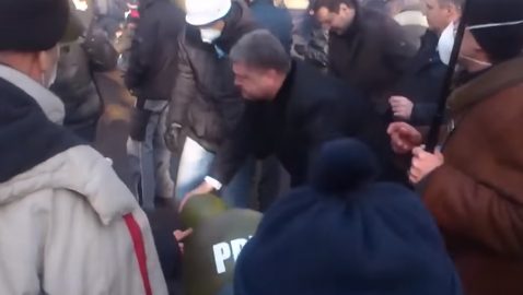 Опубликовано видео, как Порошенко общается с раненым на Майдане