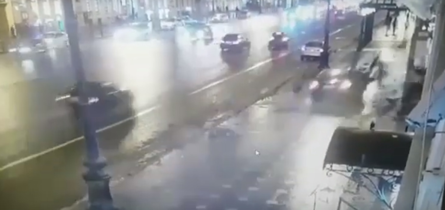Видео: В Петербурге машина сбила насмерть двух пешеходов на тротуаре