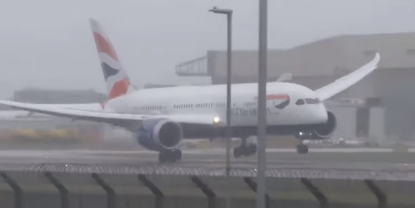 Видео: В Лондоне самолет снесло ветром во время посадки