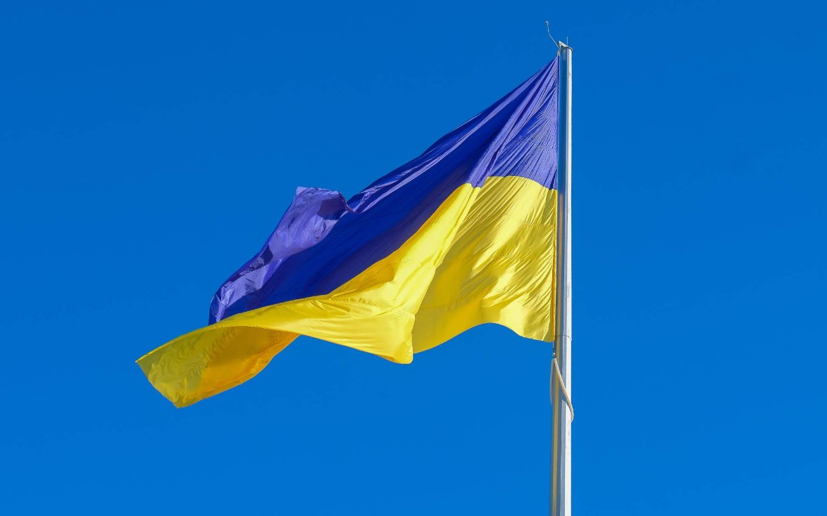 На Житомирщине под нецензурные выкрики сломали флаг Украины