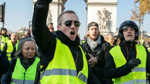 В Париже начались новые протесты «желтых жилетов»