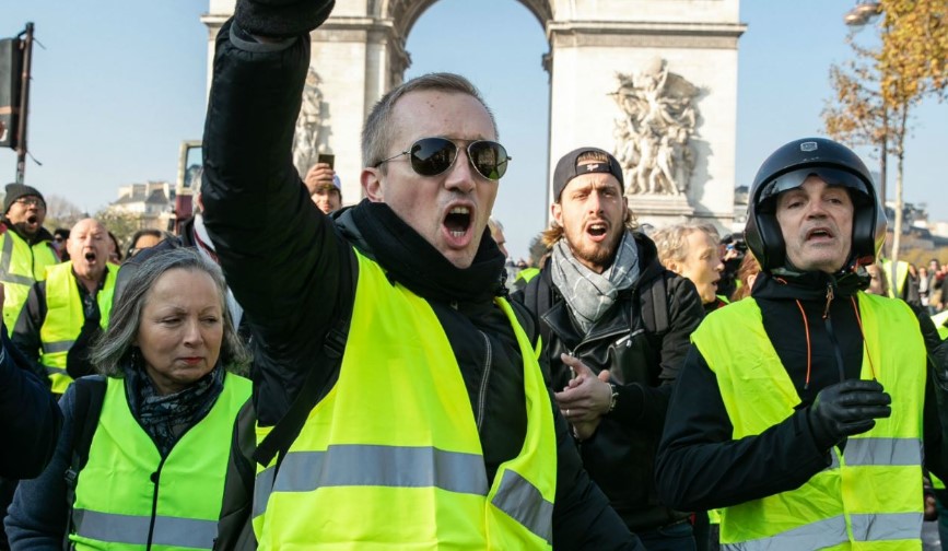 В Париже начались новые протесты «желтых жилетов»