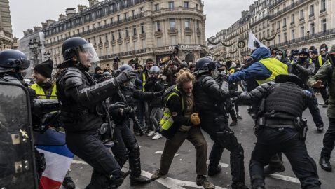 Полицейским Франции разрешили и далее стрелять резиновыми пулями