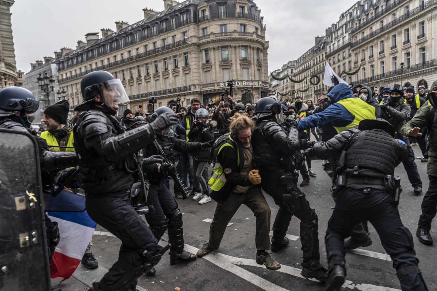 Полицейским Франции разрешили и далее стрелять резиновыми пулями