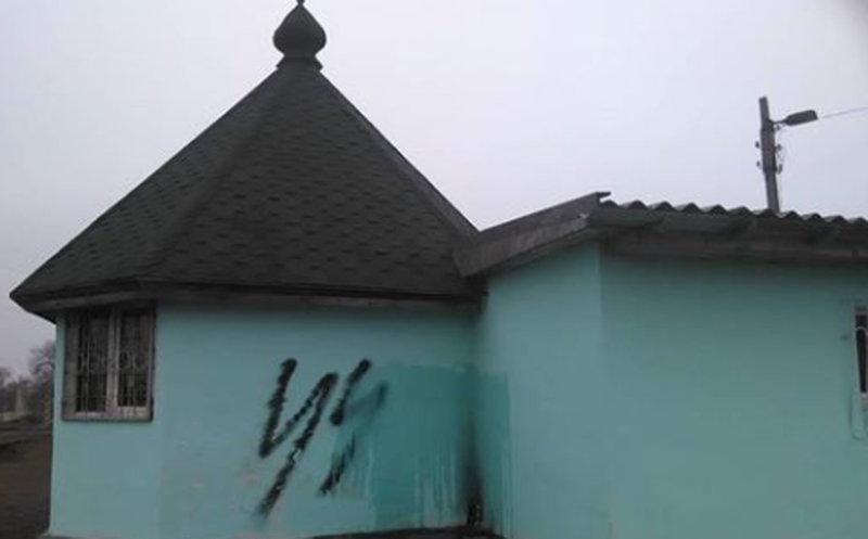 В Запорожье храм УПЦ МП разрисовали нацистскими символами