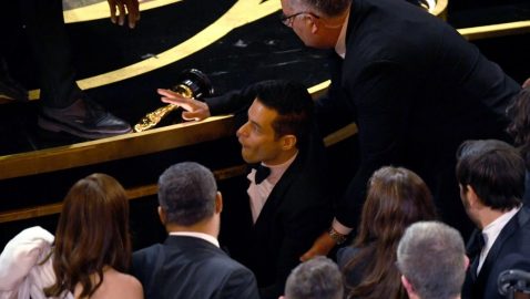 Исполнитель роли Фредди Меркьюри упал со сцены после получения «Оскара»