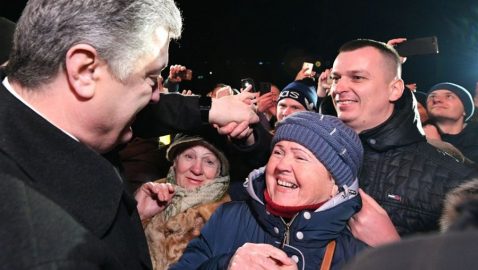 Администрация Порошенко объяснила инцидент с шапкой