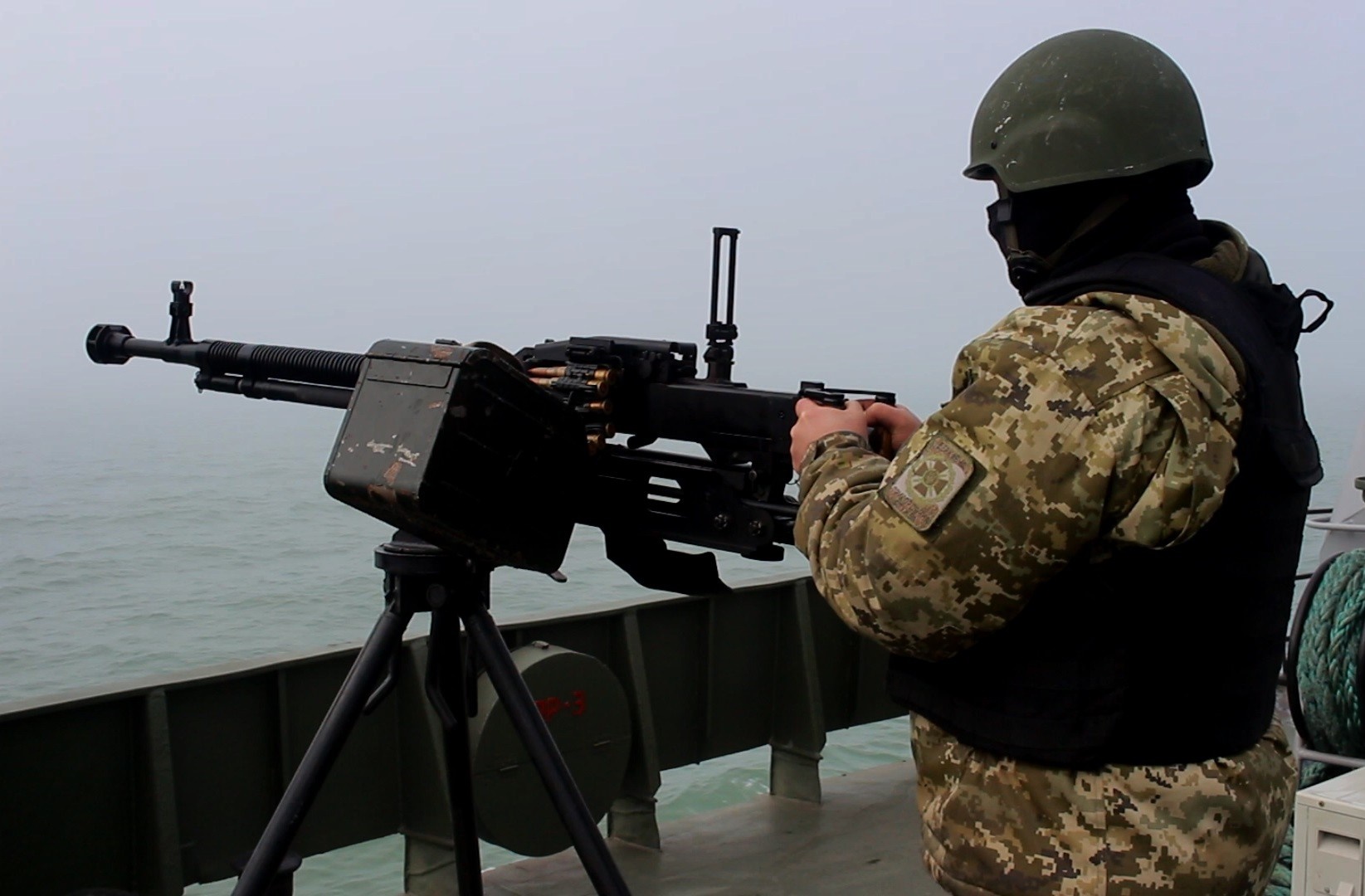 Пограничники на учениях в Азовском море отразили «атаку врага»