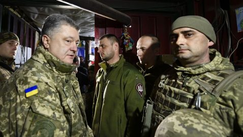 Порошенко рассказал военным о «коршунах-политиканах» и коррупционерах, «которые задолбали»