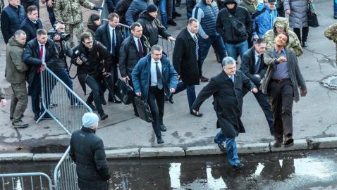 Появились фотожабы о «бегстве» Порошенко с митинга в Житомире