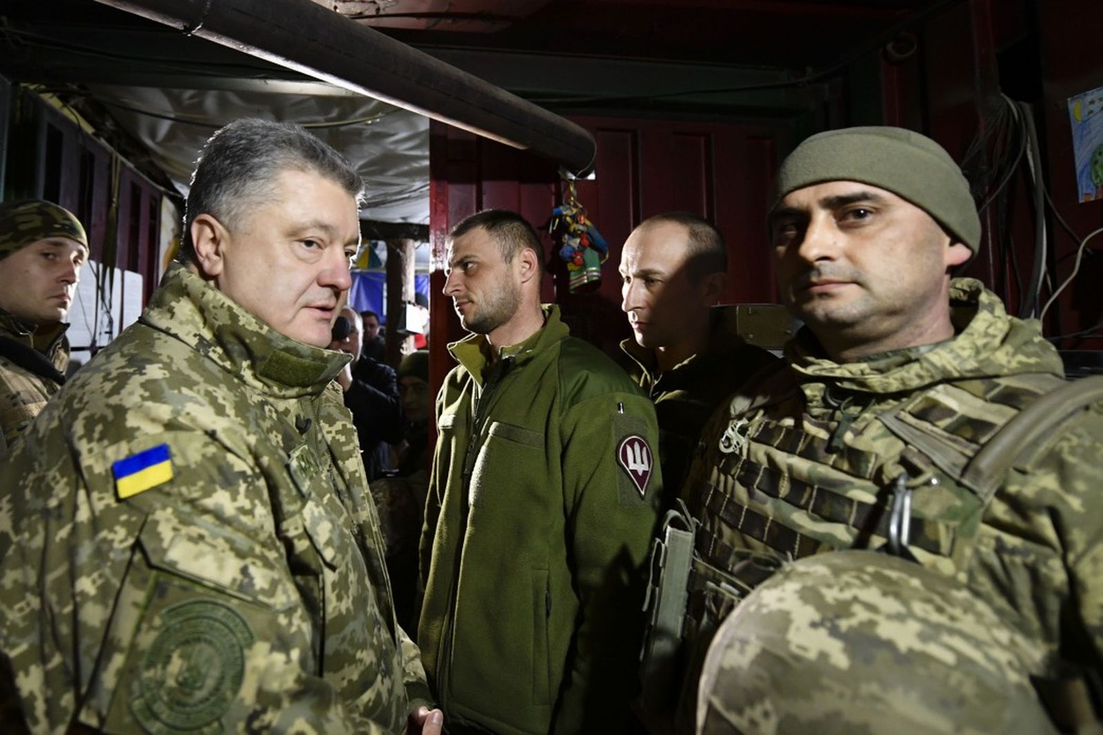 Порошенко рассказал военным о «коршунах-политиканах» и коррупционерах, «которые задолбали»