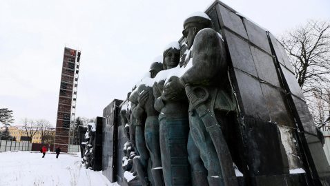 Видео: Во Львове повалили стелу Монумента славы