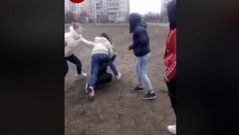 Киевские школьницы сняли на видео избиение одноклассницы