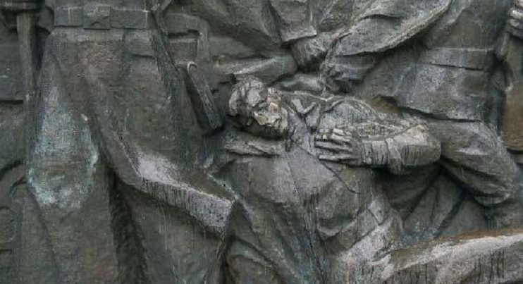 В Ровно фигурам Монумента славы отпилили пальцы и носы