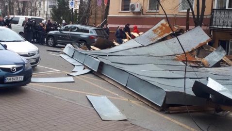 В центре Киева ветром сорвало крышу здания