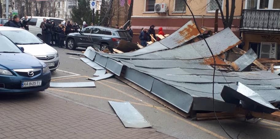 В центре Киева ветром сорвало крышу здания
